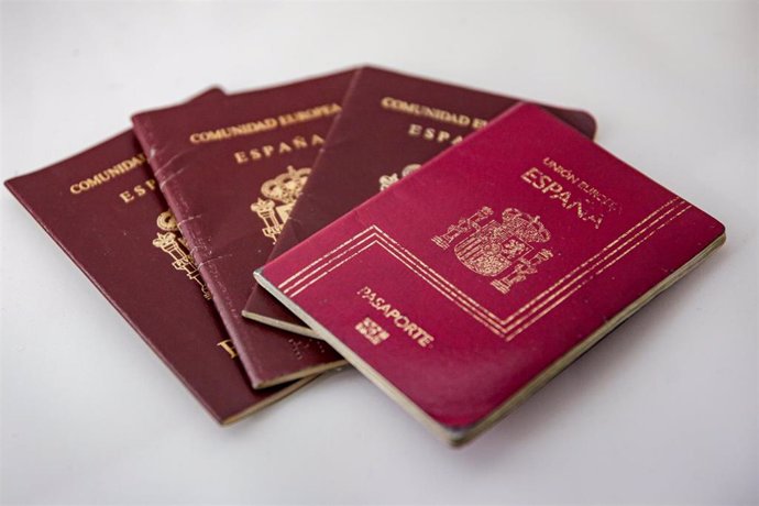 Archivo - Varios pasaportes españoles colocados sobre una mesa.