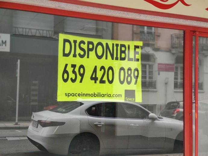 Archivo - Cartel de se vende, se alquila, en un local de pequeño comercio minorista en Oviedo.