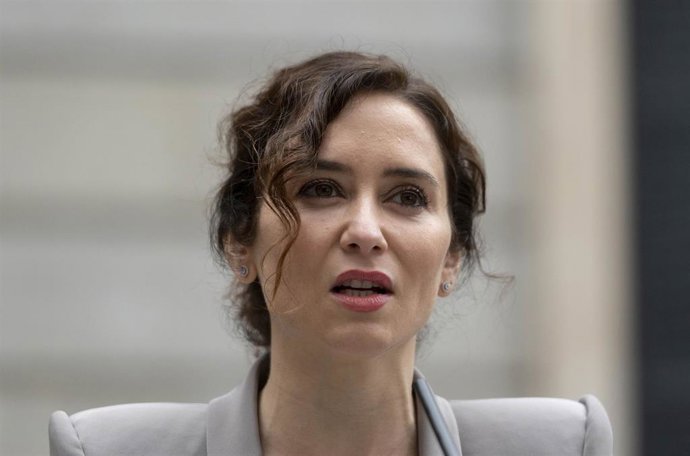 La presidenta de la Comunidad de Madrid, Isabel Díaz Ayuso, ofrece declaraciones a los medios, durante el acto institucional por el Día de la Constitución, en el Congreso de los Diputados, a 6 de diciembre de 2022, en Madrid (España).