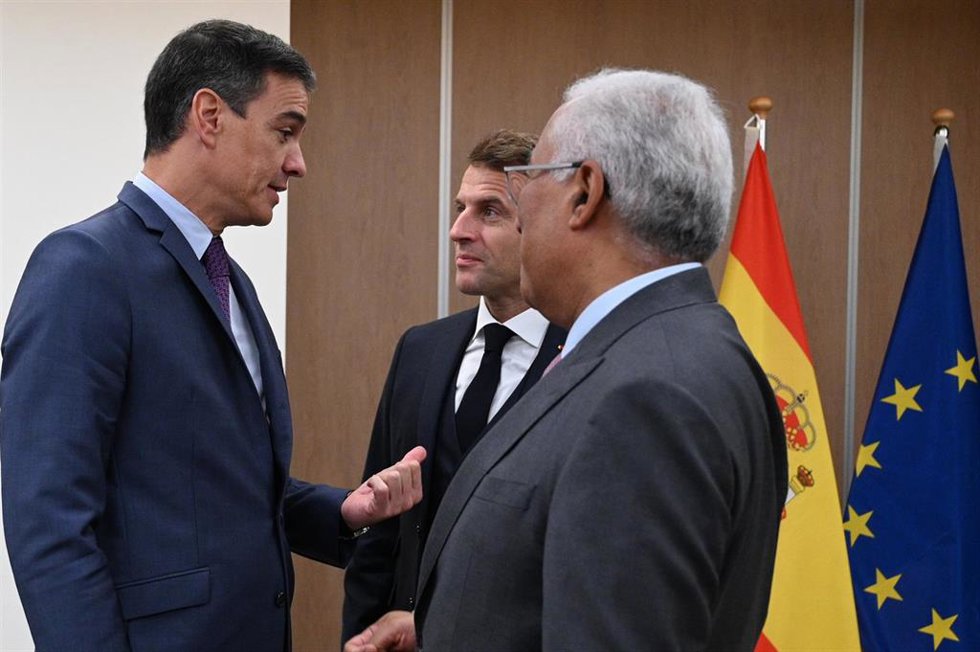 Archivo - El presidente del Gobierno, Pedro Sánchez, el presidente francés, Emmanuel Macron, y el primer ministro portugués, Antonio Costa