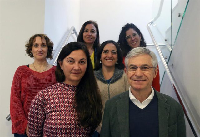 Imagen del equipo de Incliva que investiga nuevos fármacos para los sofocos de la menopausia. De abajo a arriba y de izquierda a derecha: Rosa Aliaga y Antonio Cano; Loreto Suay y Ana Martínez; Mª Dolores Estellés y Elena Almela.