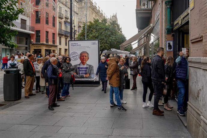 Numerosas personas hacen colas en la administración de loterías El Gato Negro situada en la Av de la Constitución para comprar la Lotería de Navidad a 07 de diciembre del 2022 en Sevilla (Andalucía, España). El Sorteo Extraordinario de laLotería de N
