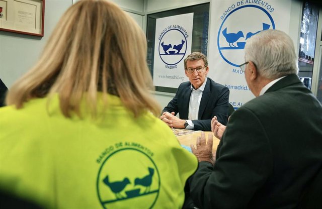 El líder de PP, Alberto Núñez Feijóo, visita el Banco de Alimentos de Madrid.
