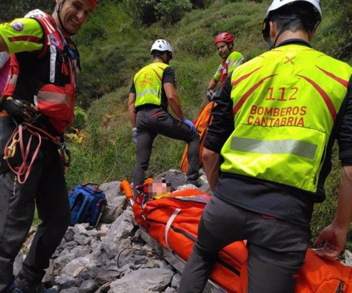 Rescate en el pico San Vicente efectuado por los bomberos autonómicos, el equipo del helicóptero y el Greim.