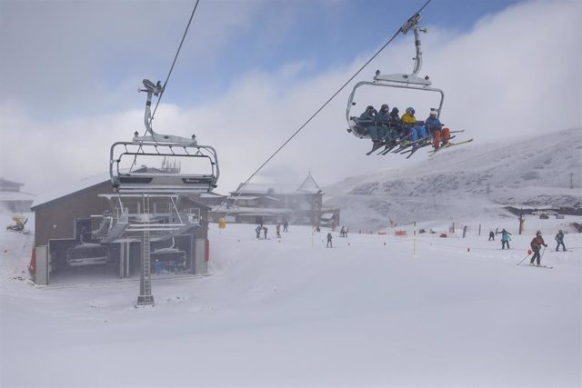 Inauguración de la temporada de esquí en Sierra Nevada. A 3 de diciembre de 2022 en Monachil, Granada (Andalucía, España). La estación de esquí y montaña de Sierra Nevada, en Monachil, en el área metropolitana de Granada, abre este sábado la temporada inv