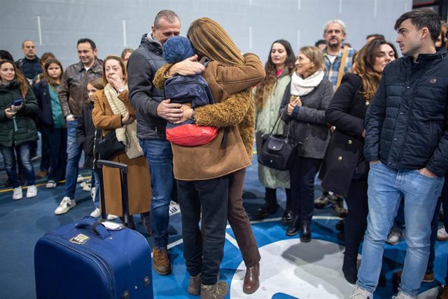 Llegada de niños ucranianos gracias a la Fundación Juntos por la Vida para pasar la Navidad con familias de acogida en la Comunitat Valenciana.