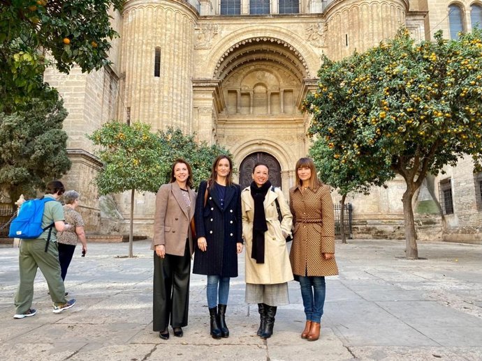 Navarro destaca que la reparación de la cubierta del primer templo mediante la construcción del nuevo tejado es "un proyecto de ciudad al que nos sumamos dándole visibilidad e implicando a los malagueños".