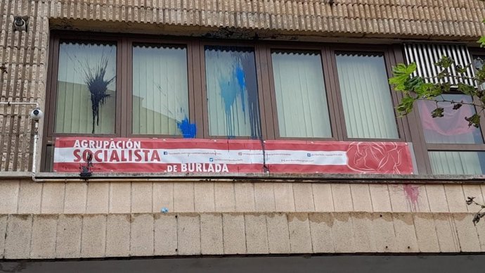 Pintura contra la sede del PSN en Burlada.