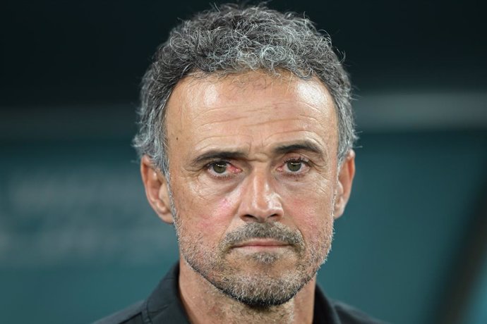 06 December 2022, Qatar, Al-Rayyan: Spain coach Luis Enrique is pictured before the start of the FIFA World Cup Qatar 2022 Round of 16 soccer match between Morocco and Spain at the Education City Stadium. Photo: Robert Michael/dpa