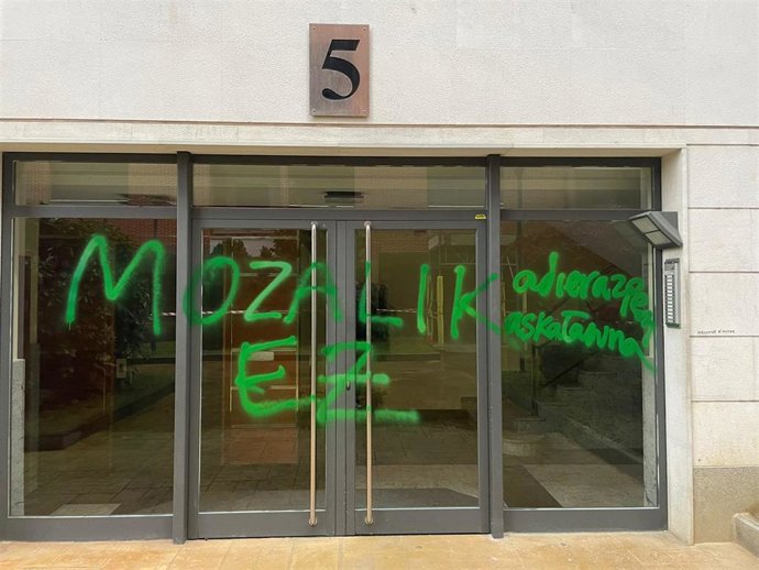 Pintadas contra la alcaldesa de Arrasate (Gipuzkoa) en el portal de su domicilio
