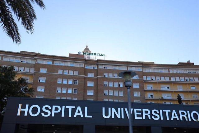 Archivo - Fachada principal del Hospital Universitario Virgen del Rocío de Sevilla.