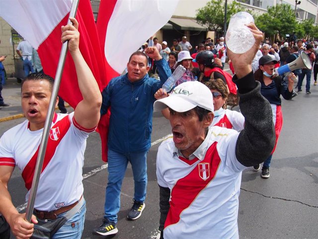 Cientos de personas salen a la calle para celebrar la salida de Pedro Castillo del poder en Perú.