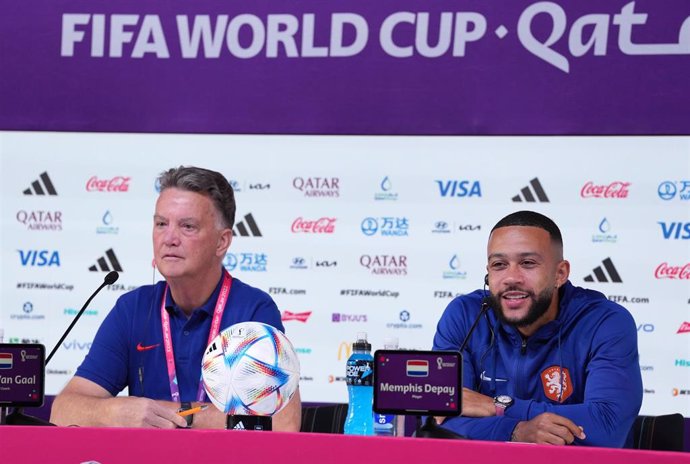 El seleccionador de Países Bajos, Louis van Gaal y el jugador neerlandés Memphis Depay 