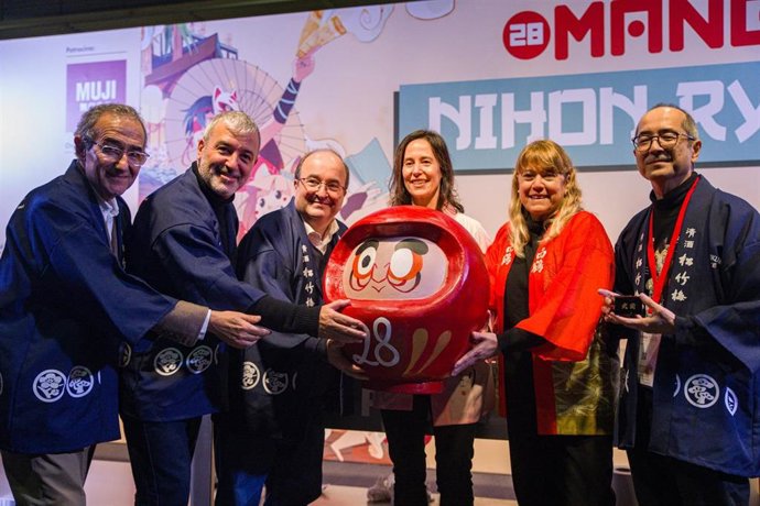 El presidente de Ficomic, Patrici Tixis; el teniente de alcalde Jaume Collboni; el ministro de Cultura y Deporte, Miquel Iceta; la directora de Ficomic, Meritxell Puig; la consellera de Cultura, Natlia Garriga, y el cónsul general de Japón Yasushi Sato