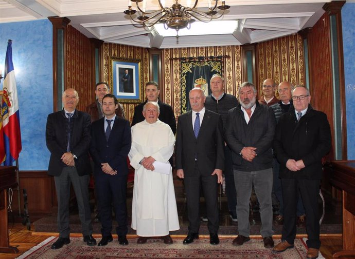 Alcaldes y representantes de los 11 municipios de Campoo-Los Valles conmemoran el 'Sermón de la peseta'.