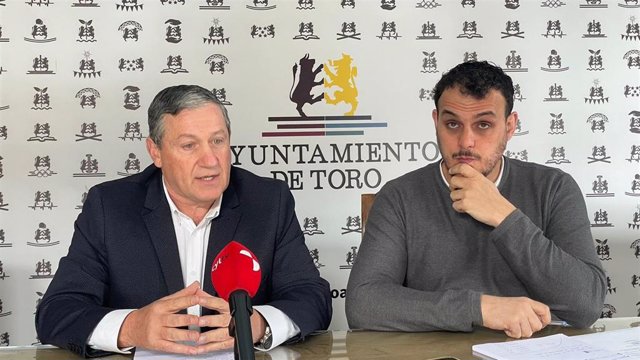 El vicepresidente tercero de la Diputación, Javier Faúndez, junto al alcalde de Toro, Tomás del Bien. Cedida por la Diputación.