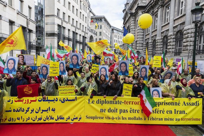 Manifestación frente a la sede del Ministerio de Justicia de Bélgica para protestar contra la extradición de Assadolá Assadi.