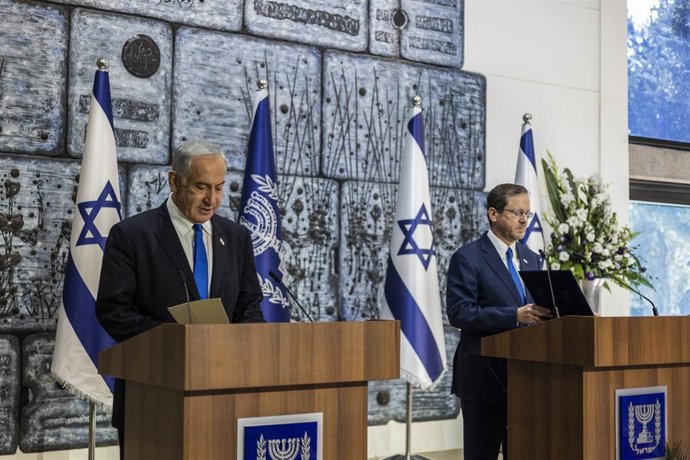 El líder del Likud y primer ministro designado, Benjamin Netanyahu, y el presidente de Israel, Isaac Herzog