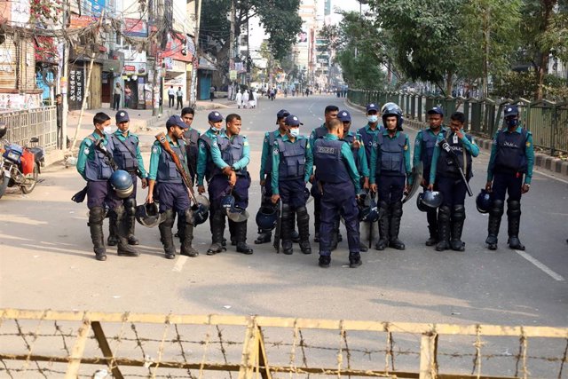 Agentes de policía se despliegan en un mitin del opositor Partido Nacionalista de Bangladesh (BNP) en Dacca.