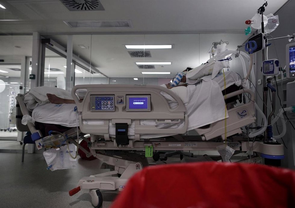 Archivo - Un enfermo en una cama de un hospital