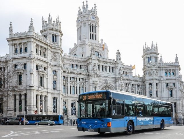 Archivo - Autobús de EMT frente al palacio de Cibeles, sede del Ayuntamiento de Madrid.