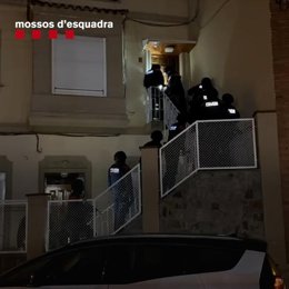 Agentes de Mossos d'Esquadra acceden al domicilio de la funcionaria de prisiones detenida por presuntamente traficar con drogas en el centro penitenciario de Figueres (Girona)