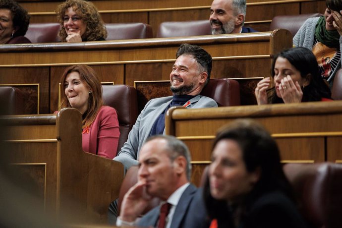 El portavoz de Esquerra Republicana (ERC) en el Congreso, Gabriel Rufián (c), durante una sesión plenaria en el Congreso de los Diputados, a 1 de diciembre de 2022, en Madrid (España). El Pleno del Congreso celebra el segundo debate sobre el fin de la s