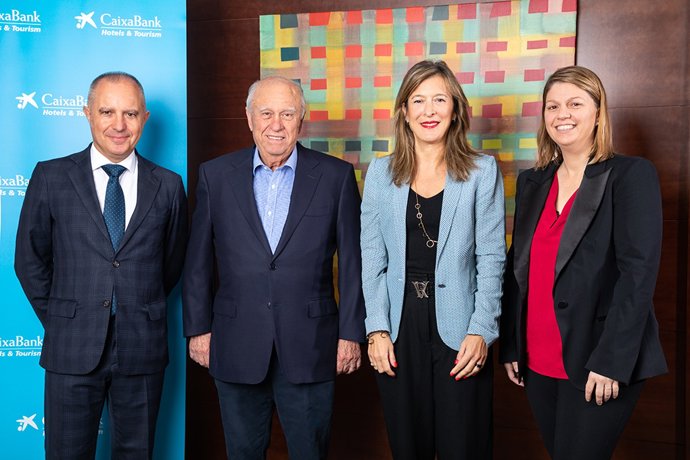 El director comercial de empresas de CaixaBank en Baleares, Ramón Juan, el presidente de Protur Hotels, Jaume Bauzá, la directora territorial de CaixaBank en las Islas, María Cruz Rivera, y la consejera de Protur Hotels, Sara Bauza.