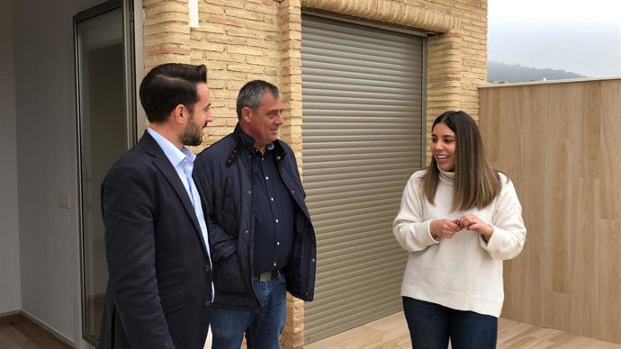 El director general de Vivienda, José Francisco Lajara, y el alcalde de Pliego, Antonio Huéscar, visitan a los jóvenes de la localidad que han adquirido su primera vivienda gracias al programa de ayudas 'Haciendo Hogar'