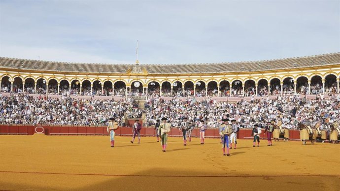 Archivo - Detalle del paseíllo durante la corrida del Domingo de Resurrección en la plaza de toros de la Real Maestranza de Caballería de Sevilla, a 17 de abril de 2022 en Sevilla (Andalucía, España)