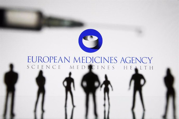 Archivo - En esta ilustración fotográfica se ven una jeringuilla médica y pequeñas figuras de personas delante del logotipo de la Agencia Europea de Medicamentos (EMA, por sus siglas en inglés).