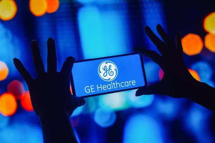 Archivo - En esta ilustración fotográfica se muestra el logotipo de GE HealthCare en la pantalla de un 'smartphone'.