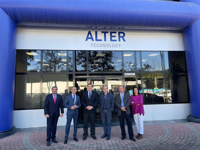 El consejero de Universidad, Investigación e Innovación, José Carlos Gómez Villamandos, se reúne con responsables de la empresa Alter Technoloy