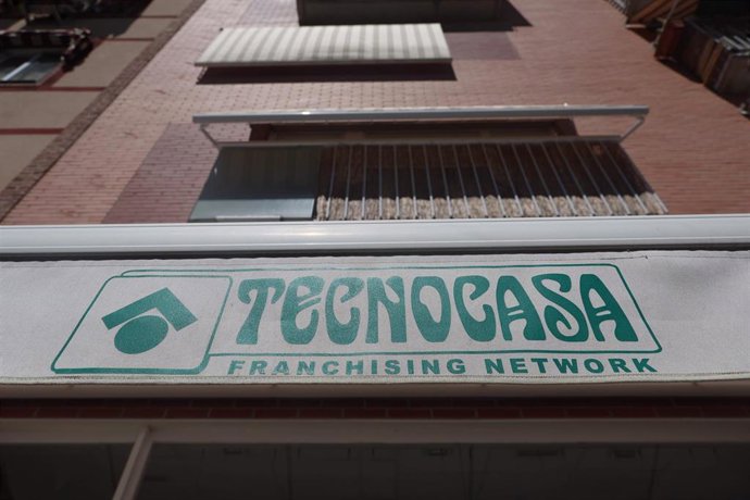 Archivo - Una oficina de Tecnocasa, a 1 de septiembre de 2022, en Madrid (España) . El precio de la vivienda usada en España ha registrado una subida del 0,4% durante el mes de agosto respecto al mes anterior, situándose en 1.896 euros al metro cuadrado