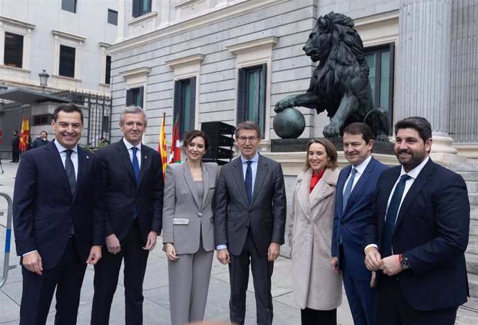 (I-D) El presidente de la Junta de Andalucía, Juanma Moreno; el presidente de la Xunta de Galicia, Alfonso Rueda; la presidenta de la Comunidad de Madrid, Isabel Díaz Ayuso; el presidente del PP, Alberto Núñez Feijóo; la portavoz del PP en el Congreso, 