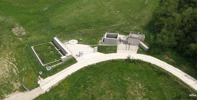 Vista aérea de la depuradora Villanueva de Aezkoa, que cuenta con tanque de decantación y un humedal.