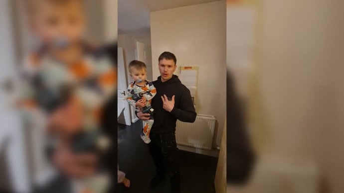 Este pequeño de tres años ayuda a su padre en sus tareas de bricolaje