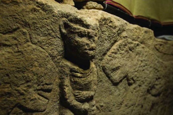 Detalle de panel de la escena de una figura masculina flanqueada por dos leopardos.