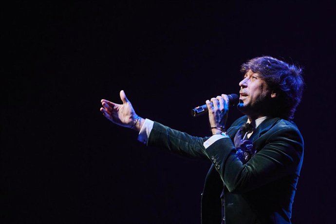 Archivo - Manuel Lombo, durante el concierto de Navidad de la Fundación Cajasol en diciembre de 2021 en Sevilla.