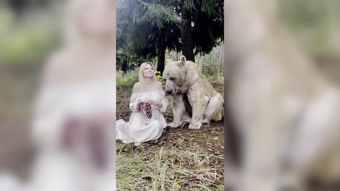 Las impresionantes fotos de esta chica y un oso: alucinante