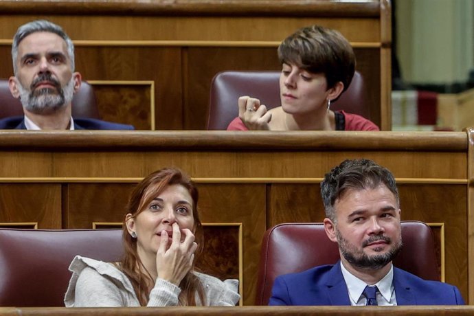 La diputada del grupo mixto, Carolina Telechea, y el portavoz parlamentario de ERC, Gabriel Rufián, en una sesión plenaria en el Congreso de los Diputados, a 29 de noviembre de 2022, en Madrid (España). El Pleno del Congreso de los Diputados debate una 
