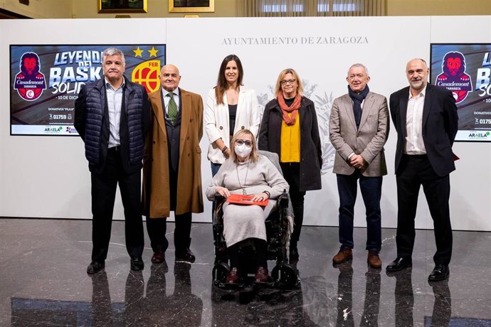 El Ayuntamiento de Zaragoza acoge la presentación del partido benéfico Leyendas del Basket Solidarias, en el que se enfrentarán exjugadores del Basket Zaragoza y de la selección española.