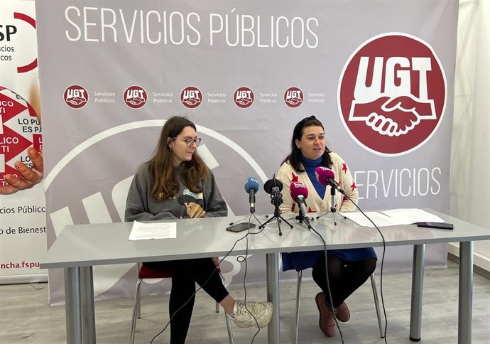 Rueda de prensa de la secretaria de Igualdad y Políticas Sociales de UGT CLM, Azucena Dombriz, y la agente de igualdad del sindicato, Marta Guerrero.
