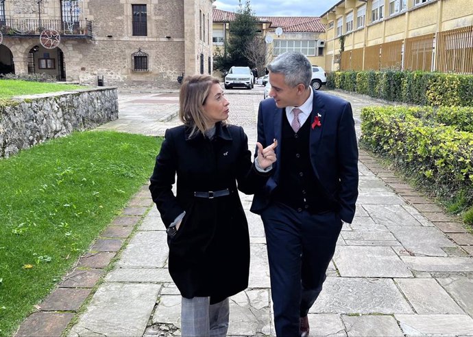 La ministra de Transportes, Raquel Sánchez, y el secretario general del PSC-PSOE y vicepresidente de Cantabria, Pablo Zuloaga