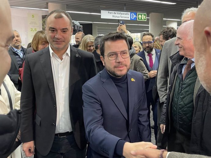 El presidente de la Generalitat Pere Aragons i el alcalde de Terrassa Jordi Ballart, al fondo el conseller de Territotio Juli Fernández, este viernes.