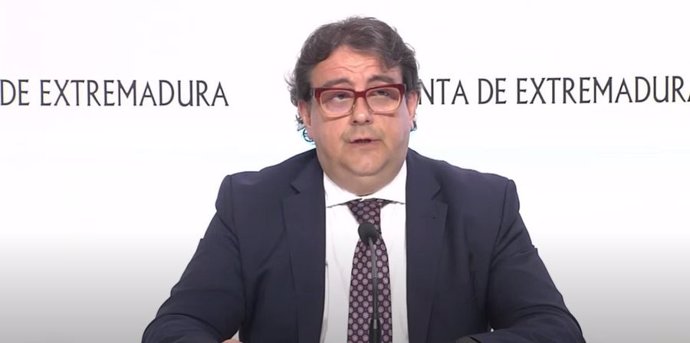 El consejero de Sanidad y Servicios Sociales, José María Vergeles, en rueda de prensa.