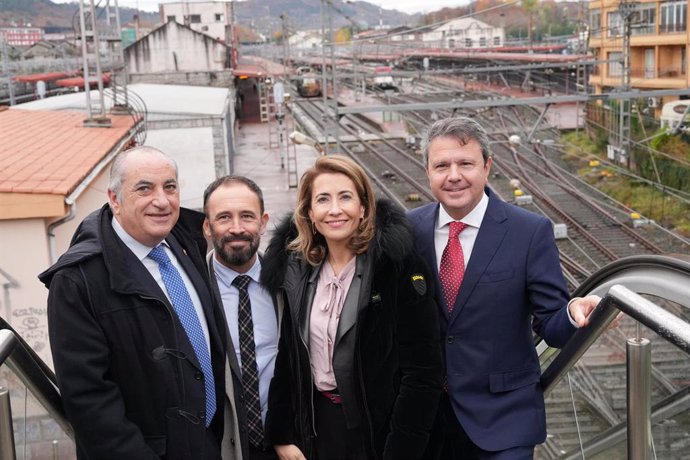 (I-D) El consejero de Transportes del Gobierno Vasco, Iñaki Arriola; el delegado del Gobierno en Euskadi, Denis Itxaso; la ministra de Transportes, Movilidad y Agenda Urbana, Raquel Sánchez y el alcalde de Irún,  José Antonio Santano