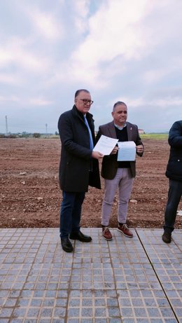 El delegado de Cohesión Territorial en la Diputación de Córdoba, Juan Díaz (izda.), en su visita a Fuente Palmera.