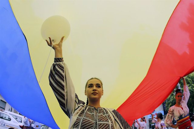 Archivo - Imagen de archivo de una mujer con la bandera de Rumanía.