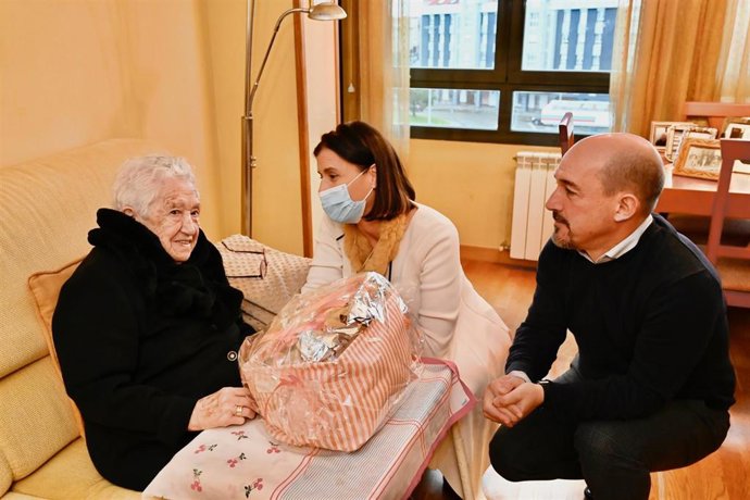 La alcaldesa, Gema Igual, visita a Teresa Sánchez, una de las usuarias más veteranas del servicio de ayuda a domicilio